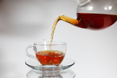 Çay fincanına çay dolduruyorum.