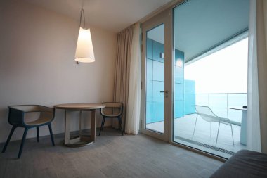 Balkona açılan cam kapılı oturma odası.. 