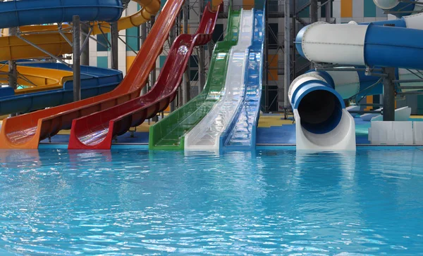 Аквапарк. Синий бассейн плавание с горки. Аквапарк . — стоковое фото