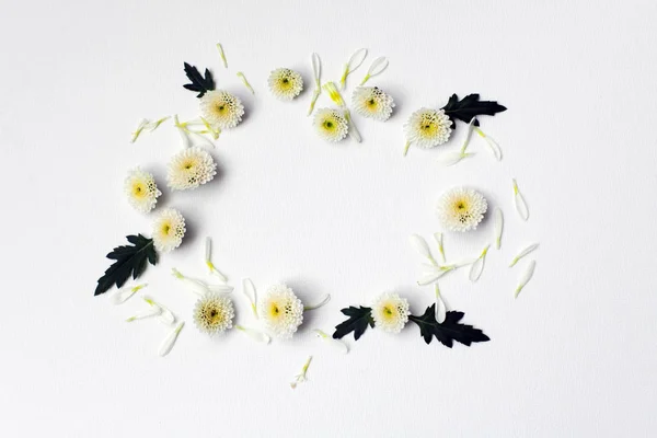 Papper ram med blomma på vit struktur bakgrund. — Stockfoto