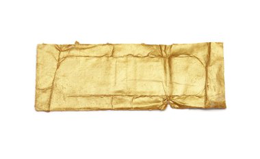 Beyaz arka planda yırtık bir kağıt parçası. Altın ve bronz rengi. 