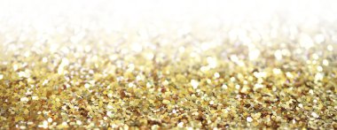 Defocus soyut ışık bulanıklığı göz kırparak yatay arka plan. Altın parıltısı konfetileri aydınlatır..