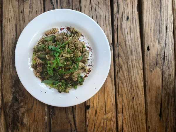 Nutty Fusilli Włoski Makaron Kurczaka Warzyw Arugula Sosem Pesto Bezglutenowe — Zdjęcie stockowe