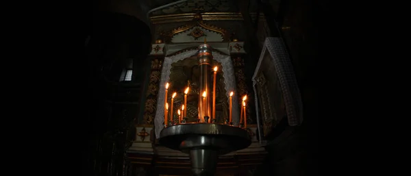 Hıristiyanlık Kilisesinde Mum Işığı — Stok fotoğraf