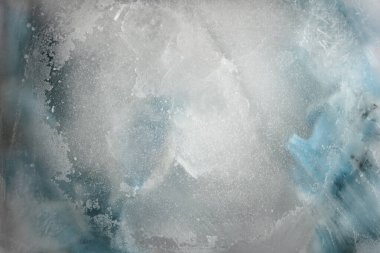 Smoke Soft odaklı pembe çiçek yaprağı ve donmuş buz. Soyut doğal bulanık arkaplan.