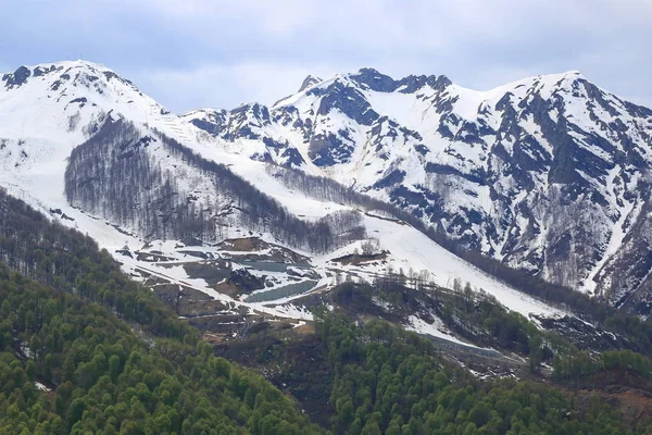 Besneeuwde Toppen Van Het Kaukasus Gebergte Mei Het Olympisch Dorp — Stockfoto