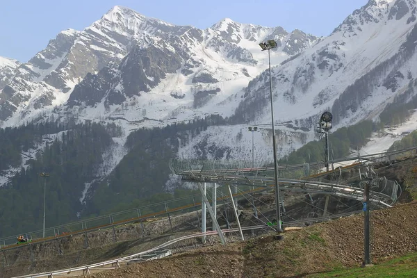 Mayıs ayında Soçi'de Kafkas Dağları'nın karla kaplı zirveleri