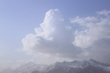 Mayıs ayında Soçi'deki Kafkas Dağları'nın bulutlu ve karla kaplı zirveleri