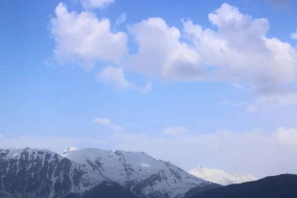 Mayıs ayında Soçi'deki Kafkas Dağları'nın bulutlu ve karla kaplı zirveleri