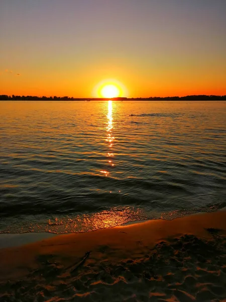 Volga nehri ve Samara seti gün batımının altın ışıklarında