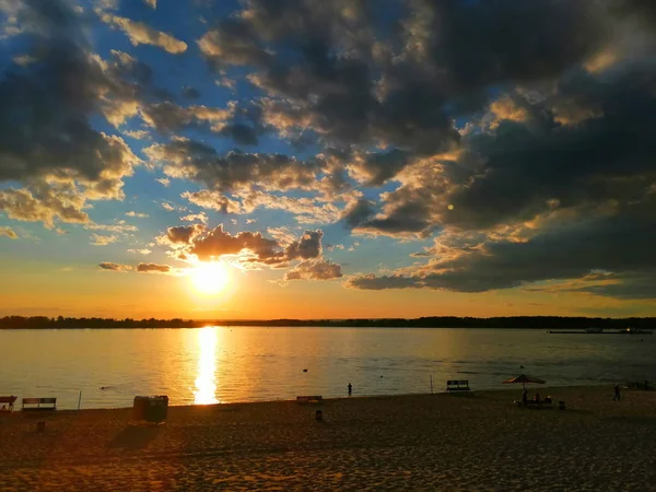 日没の黄金の光線のヴォルガ川とサマラ堤防 ストック画像