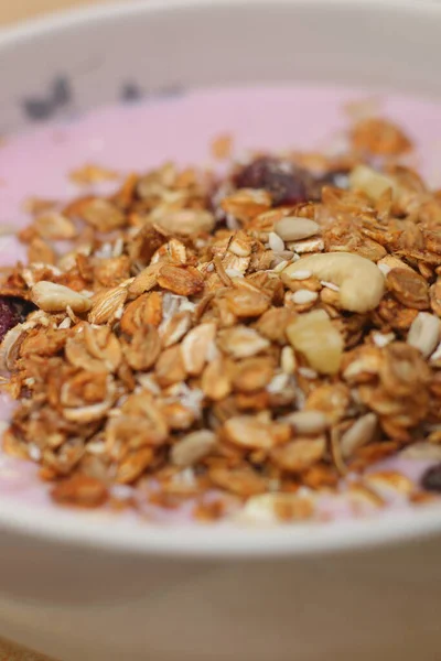 Desayuno Saludable Nueces Cereales Semillas Pasas Frutas Confitadas Yogur Leche — Foto de Stock