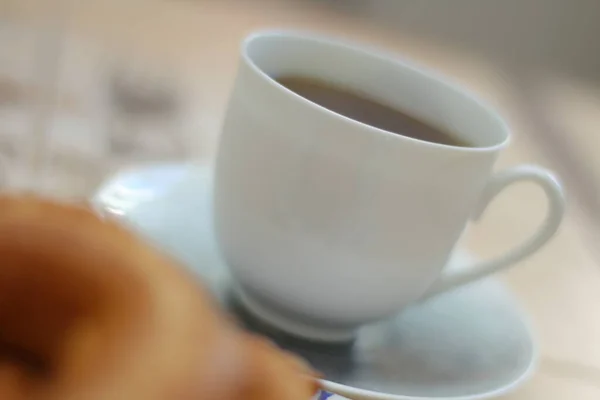 - Günaydın. Fincan tabağında porselen bir fincanda Espresso kahvesi. Kare bir tabakta kremalı pasta yüzüğü ve doğulu süsler.