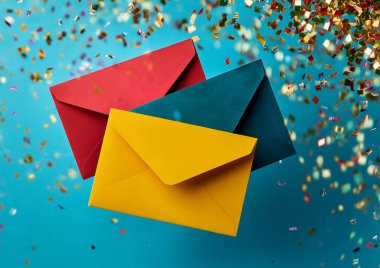 Açık mavi arka planda zarf ve renkli zarflar. Bayram kutlaması. Noel ve yeni yıl konsepti