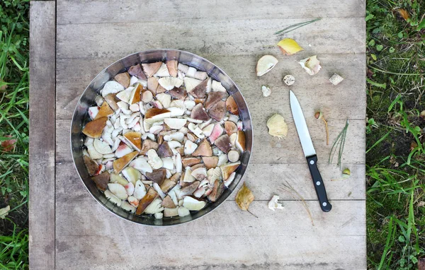 Tigela Com Pedaços Embebidos Água Cogumelos Comestíveis Floresta Uma Mesa — Fotografia de Stock