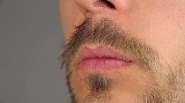 bıyıklı adam dile farklı sesler, yan görünüm, closeup makro 