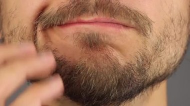 parmak, önden görünüm, closeup makro ile anız çenesini tırmalamak düşünce sakallı adam 