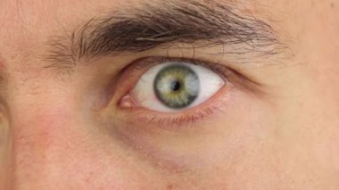 göz geniş panik, korku ve korku açar, sonra göz kapatır ve göz kapağı, closeup yüksek oranda sıkıştırılmış 