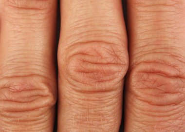 eklemleri üzerinde kıvrımları parmak insan eli, closeup makro, üstten görünüm