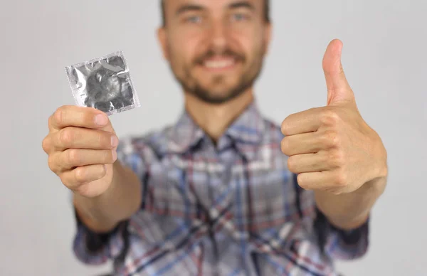 Ekose Gömlekli Adam Yeni Prezervatif Elinde Tutan Jest Başparmak Sevinç — Stok fotoğraf