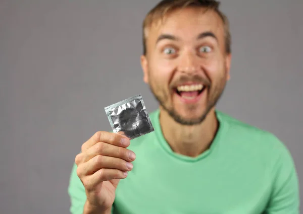 Uomo Camicia Verde Tiene Mano Nuovo Preservativo Gioia Trovare Preservativo — Foto Stock