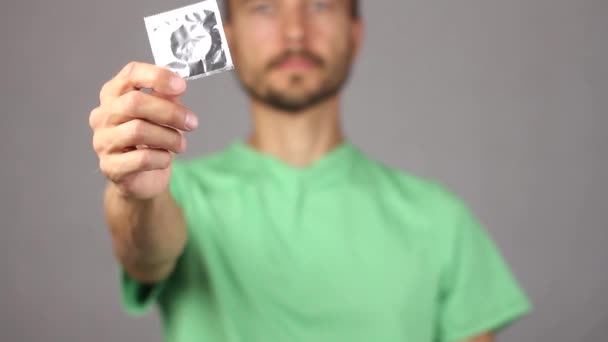 Muž Zeleném Tričku Vyvolává Jeho Pravé Natažené Ruce Nový Kondom — Stock video