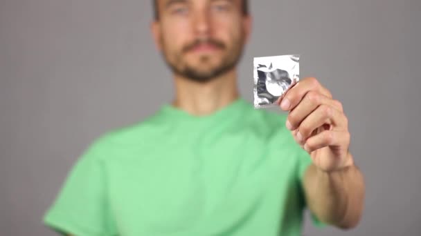 셔츠에 남자는 왼쪽된 새로운 콘돔에 제스처 기쁨과 즐거움 태도의 — 비디오