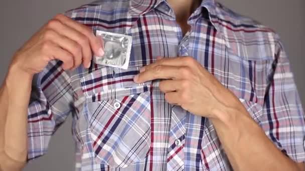 Homem Camisa Xadrez Abre Bolso Coloca Novo Preservativo Faz Gesto — Vídeo de Stock