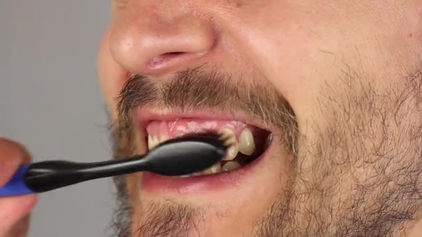 Visão Lateral Homem Boca Com Barba Bigode Escova Completamente Dentes — Vídeo de Stock