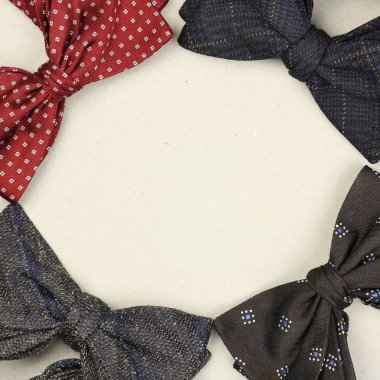 dört papyon karton arka planda - tebrik metinler, en iyi görünüm için kare çerçeve daireye düzenlenen alanı Kopyala,    