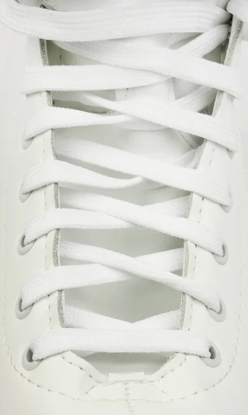 Düzgünce Bağcıklı Beyaz Deri Çizme Beyaz Tekstil Dantel Yakın Çekim — Stok fotoğraf
