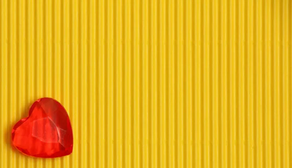 Rood Plastic Hart Gele Gegolfde Achtergrond Met Verticale Patroon Teken — Stockfoto