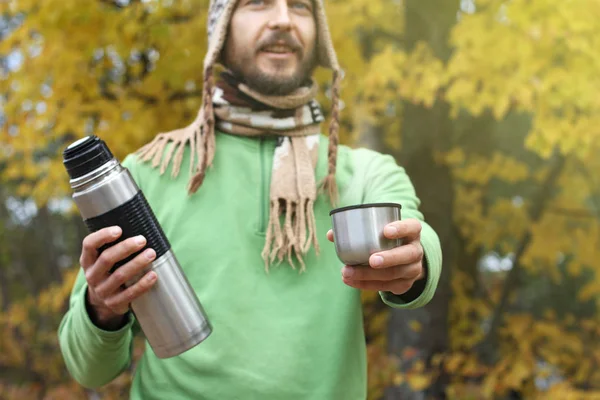 Człowiek Czapka Szalik Uśmiechem Oferuje Gorący Napój Herbaty Lub Kawy — Zdjęcie stockowe