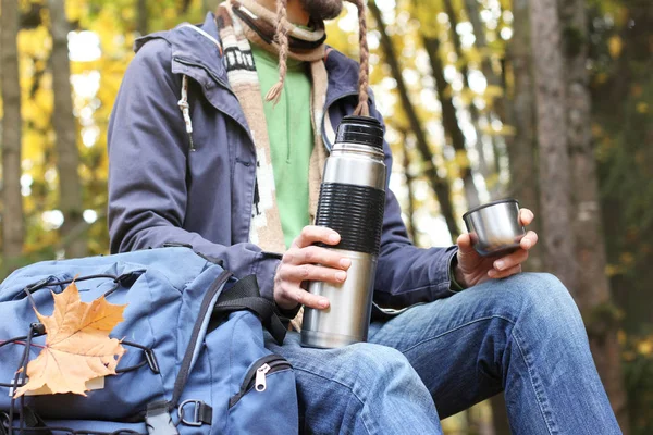 Człowiek Kubkiem Gorącego Napoju Kawa Lub Herbata Termos Siedzi Lesie — Zdjęcie stockowe