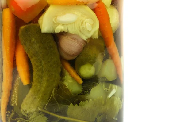 Домашние маринованные овощи, маринованная вегетарианская еда для Винте — стоковое фото