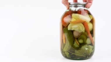 insan eli cam kavanoz turşu sebze ile alır ve Marine ve konserve, otlar, beyaz arka plan, portre, geleneksel Rus vejetaryen yemek vitamin besin kış için