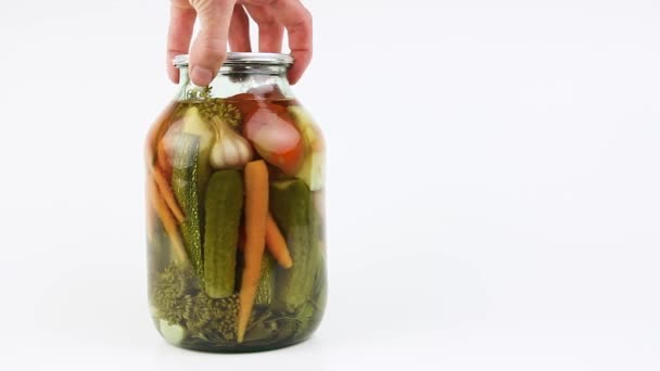 人的手旋转玻璃瓶与腌制蔬菜和草药 以显示内容 腌制和罐装 白色背景 特写镜头 传统的俄罗斯素食餐维生素营养成分过冬 — 图库视频影像