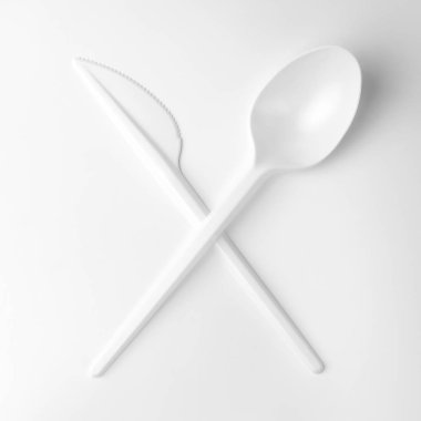 temiz beyaz plastik kaşık ve bıçak beyaz arka plan üzerinde çarpı işareti,