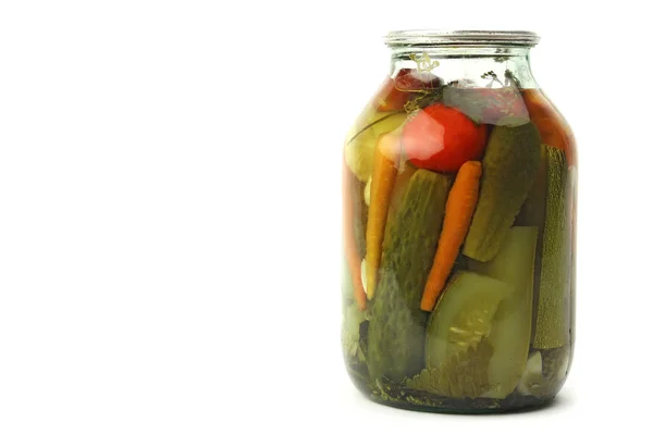 절인된 야채와 허브, 전통적인 루시 유리 항아리 — 스톡 사진