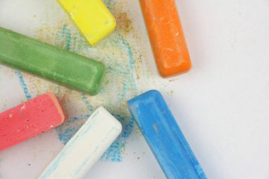 beyaz kağıt üzerinde dağınık renkli çocuk boya kalemi, üst görünüm, polis
