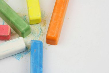 beyaz kağıt üzerinde dağınık renkli çocuk boya kalemi, kopya alanı