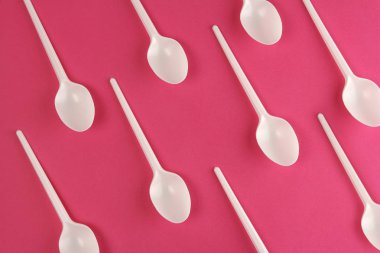 pembe arka beyaz tek kullanımlık plastik kaşık mutfak deseni