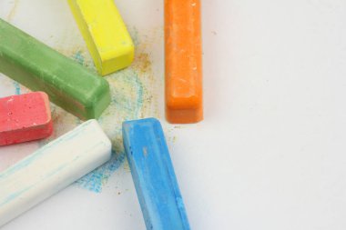 beyaz kağıda dağılmış altı renkli çocuk boya kalemleri, kopya aralığı