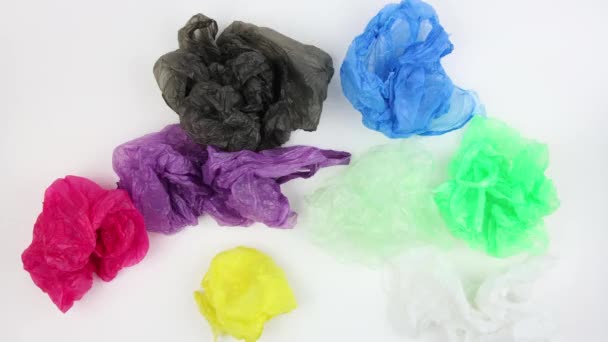 Sacchetti Plastica Utilizzati Accartocciati Diversi Colori Ruota Caoticamente Sfondo Bianco — Video Stock
