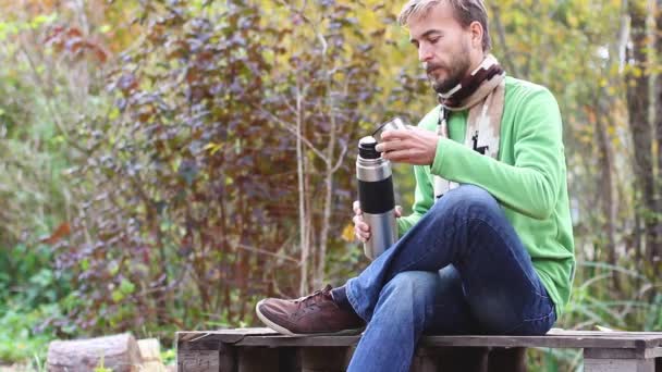 Örme Eşarp Oturan Sakallı Hipster Dinlenme Bacaklarını Geçti Fincan Içecekler — Stok video
