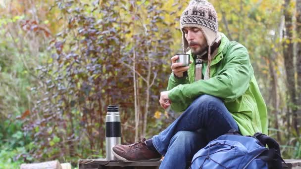 Hipster Bebaarde Duizendjarige Man Zitten Rust Stak Zijn Benen Waait — Stockvideo