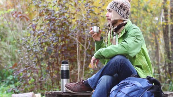 Hipster Bebaarde Duizendjarige Man Gebreide Muts Zitten Rusten Stak Zijn — Stockvideo