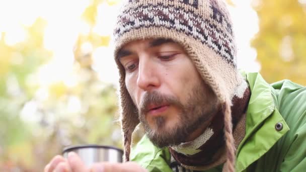 Hipster Duizendjarige Man Gebreide Muts Met Baard Waait Toeristische Cup — Stockvideo