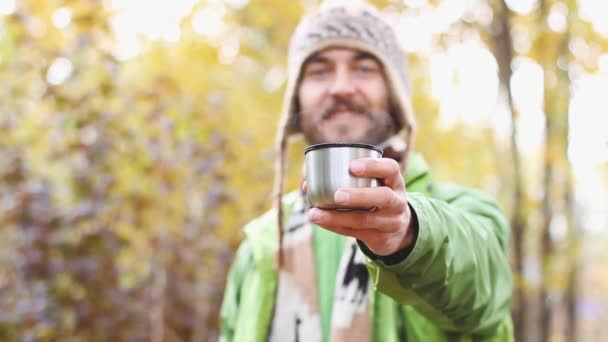 Bebaarde Hipster Man Gebreide Muts Sjaal Met Glimlach Biedt Warme — Stockvideo