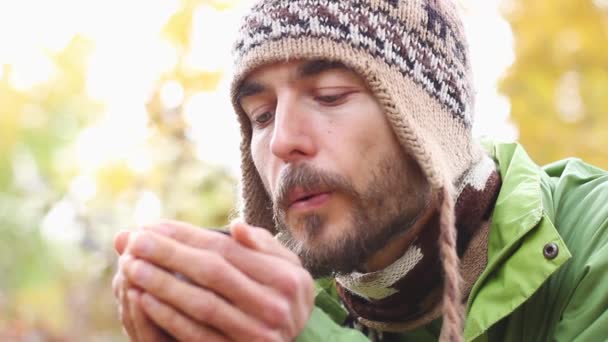 Χίππη Χιλιετία Άνθρωπος Πλεκτό Καπέλο Γένια Κατέχει Τουριστικό Κύπελλο Ζεστό — Αρχείο Βίντεο